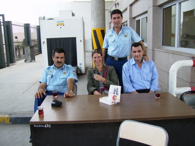 Tussen de Turkse douane aan de grens met Irak. Foto Jessica Maas