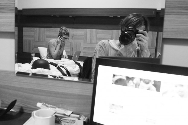 Annabell van den Berghe en Jeffry Ruigendijk bereiden hun reis naar Koerdisch Syrië voor. Foto Jeffry Ruigendijk