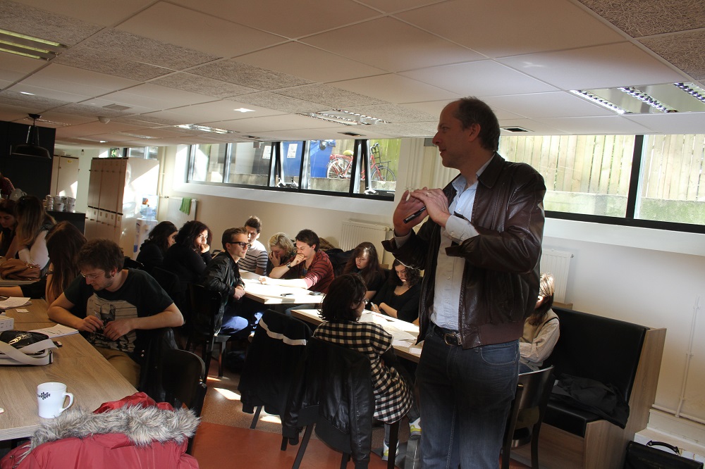 Robert Slagt instrueert Turkse en Nederlandse studenten tijdens een workshop. Foto Deniz Buga