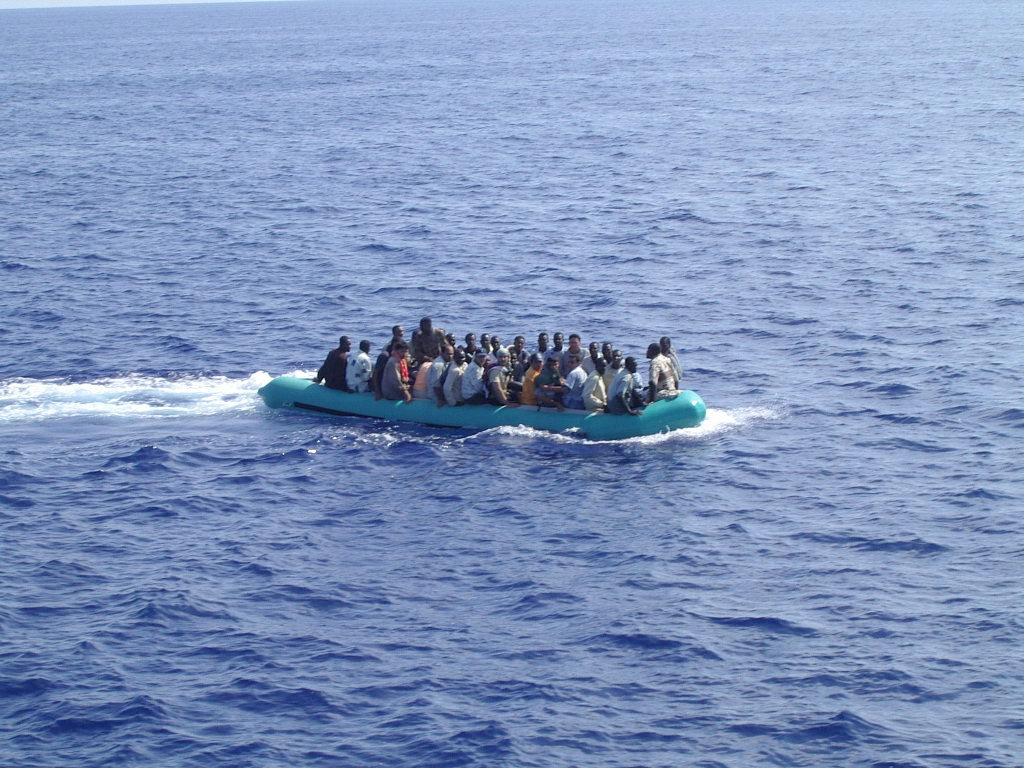 Asielzoekers in zee bij Lampedusa, Italië
