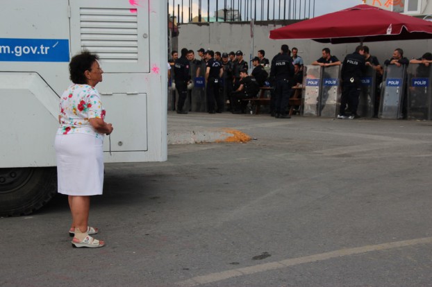 Een eenzame vrouw bij de politie rondom het Taksimplein. Foto Paul Enkelaar