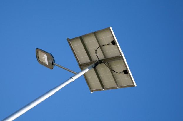 Zonnepanelen aan straatlantaarns in Zuid-Afrika. Foto Ilse van Loon