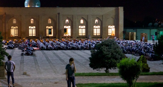 Biddende gelovigen op de eerste dag van ramadan in Tashkent. Foto Gert-Jan Peddemors.