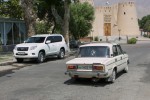 Lada en Lexus delen de weg in Choedzjand. Foto Gert-Jan Peddemors
