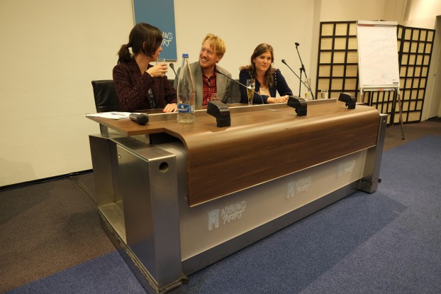 De workshop 'Hoe verkoop je je als correspondent' op de Nacht van de Journalistiek in Den Haag, 28 september 2013. Vlnr. Suzanna Koster, Peter Teffer en Fernande van Tets. Foto Joost Bastmeijer