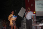 Advocaten Zeynep Gurcan en Aziz Aytac informeren forumbezoekers over hun rechten in geval van arrestatie. Foto Tan Tunali