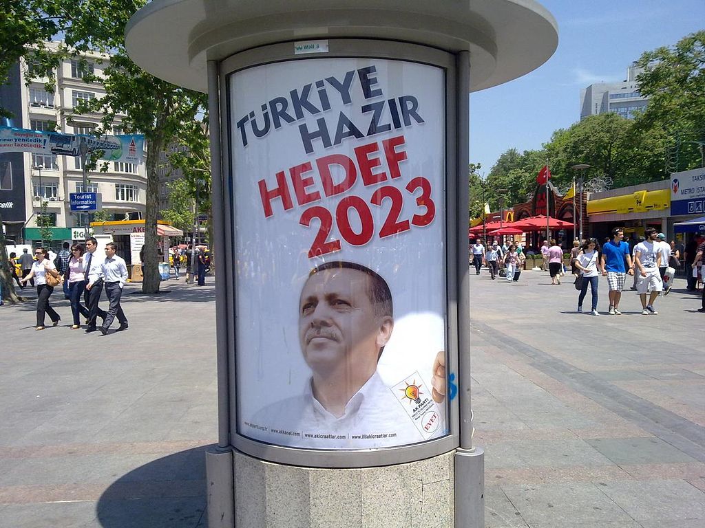 Poster op het Taksim-plein in Istanbul voor de Turkse verkiezingen in 2011. Foto Myrat / Wikimedia Commons