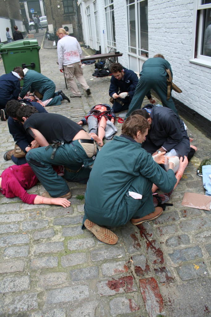 Slachtoffers worden gestabiliseerd voor transport naar het ziekenhuis. Foto Hans Klis