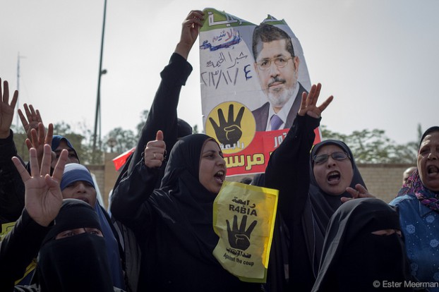 Morsi-aanhangers bij de start van zijn proces | Foto: Ester Meerman