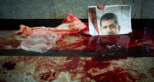Een foto van ex-president Mohammed Morsi in een plas bloed. Foto: Ester Meerman