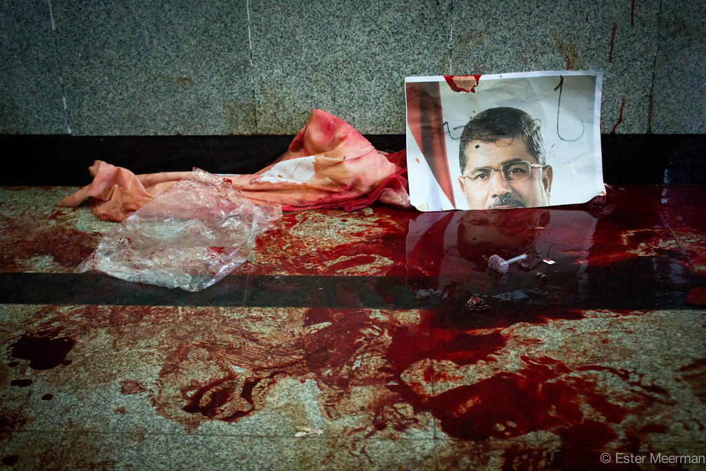Een foto van ex-president Mohammed Morsi in een plas bloed. Foto: Ester Meerman