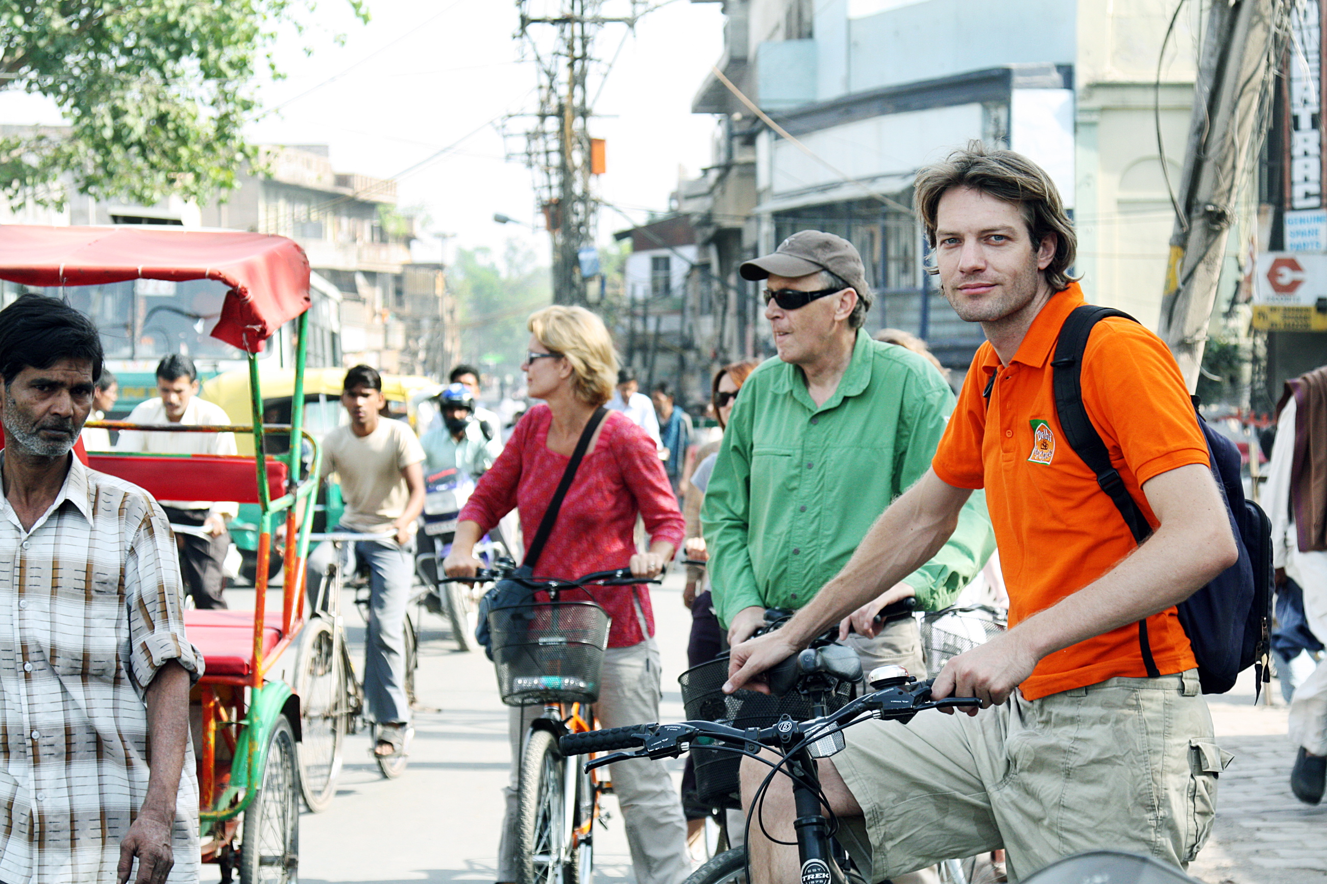 Jack Leenaars aan het fietsen in New Delhi (rechts). Foto Jack Leenaars