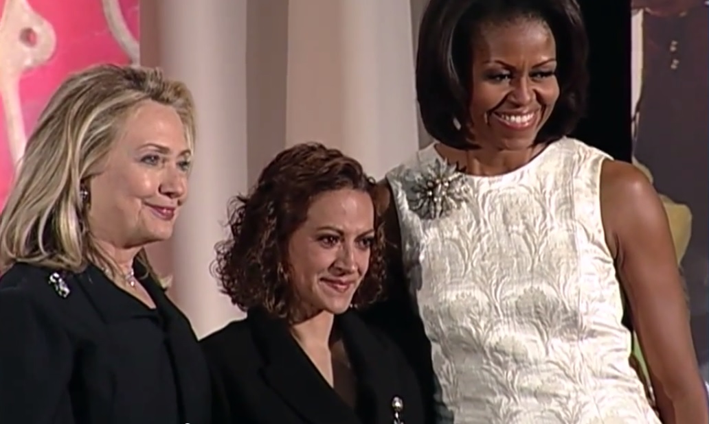 Hillary Clinton en Michelle Obama reiken Jineth Bedoya Lima een International Women of Courage Award uit op Internationale Vrouwendag 2012. Foto YouTube