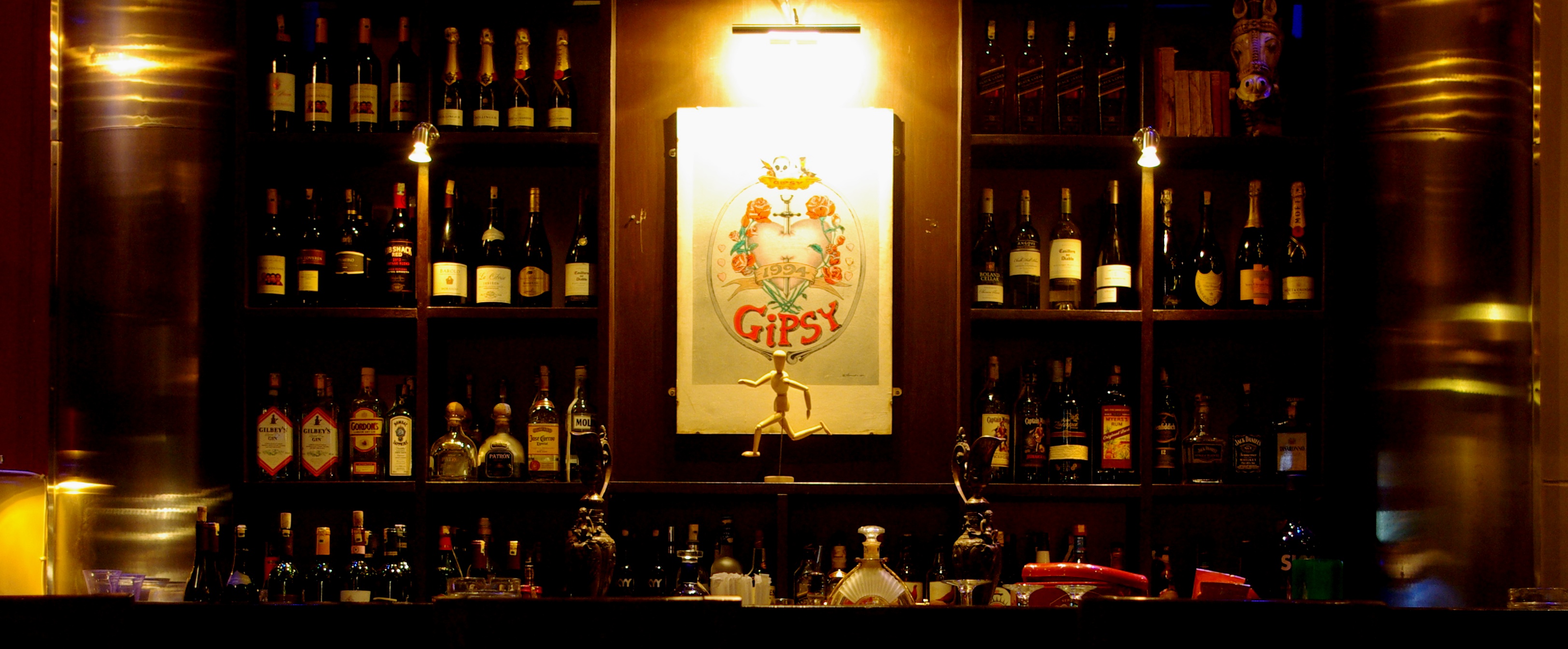 De Gipsy Bar in Nairobi, een oude journalistenbar. Foto Boris Lemereis