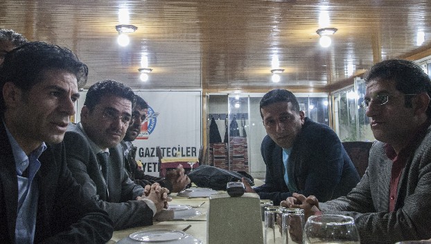 Koerdische journalisten aan tafel in Diyarbakir. Foto Ans Boersma