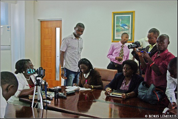Persconferentie met Oegandese pers. Foto Boris Lemereis