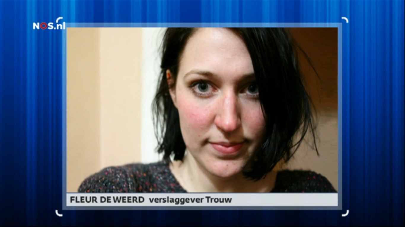 Fleur de Weerd aan de telefoon bij Nieuwsuur. Foto screenshot NOS