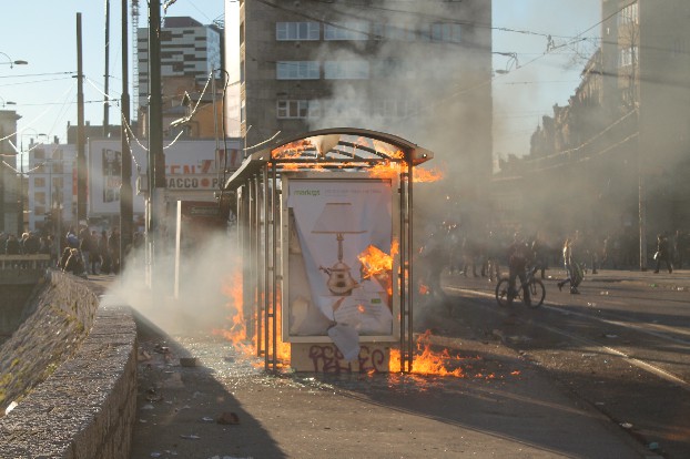 Anarchie tijdens de rellen: Bushokjes en kiosken worden in vuur en vlam gezet. Foto Gerwin Peelen