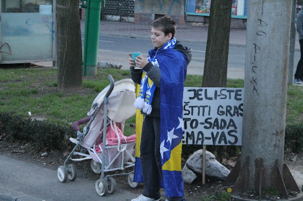 Jongen gehuld in een Bosnische vlag. Foto Gerwin Peelen