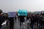 Indiase studenten demonstreren tegen seksueel geweld tegen vrouwen in Rajpath, december 2012. Nilroy Nilanjana Roy / Wikimedia Commons