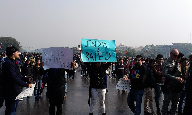 Indiase studenten demonstreren tegen seksueel geweld tegen vrouwen in Rajpath, december 2012. Nilroy Nilanjana Roy / Wikimedia Commons