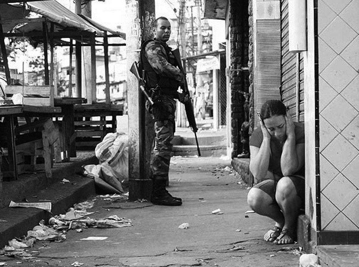 Politierepressie in de favela. Foto Carlos Latuff