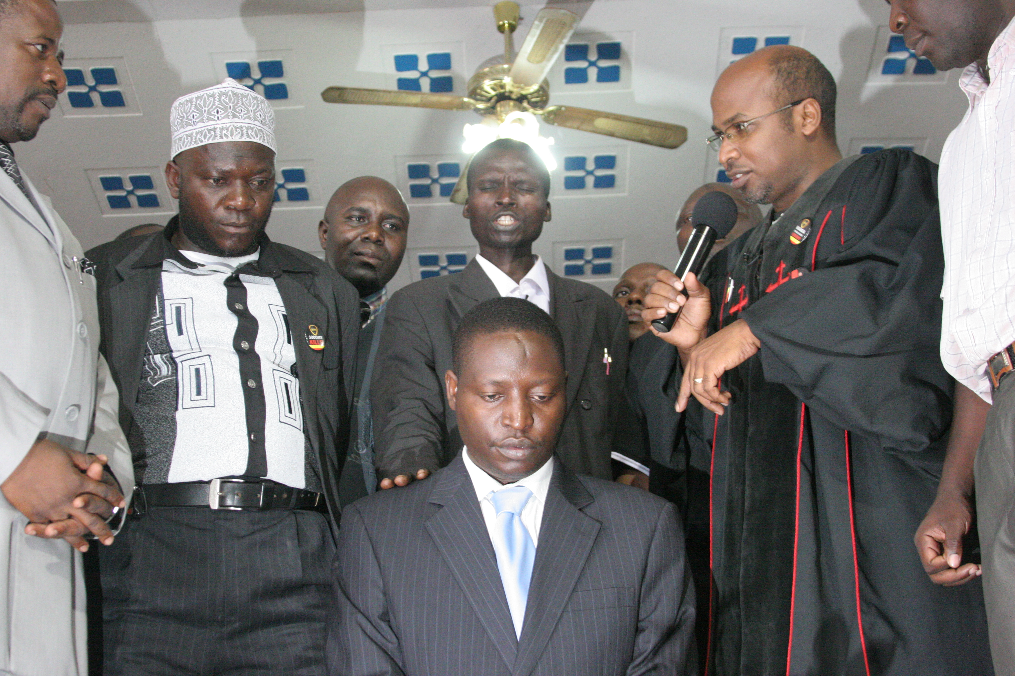 Christelijke en islamitische leiders zegenen de bedenker van de Oegandese anti-homowet, David Bahati (geknield). Foto Arne Doornebal