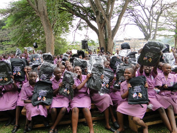Het Amerikaanse USAID voorziet deze schoolgaande kinderen in Oeganda van rugzakken en andere schoolspullen. Foto Wikimedia Commons USAID Africa Bureau