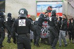 Politie treedt op tegen antifascisten. Foto Jilke Tanis