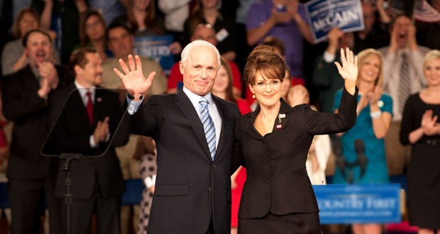 Ed Harris en Julianne Moore als de Republikeinse politici John McCain en Sarah Palin in de film Game Change. Foto HBO