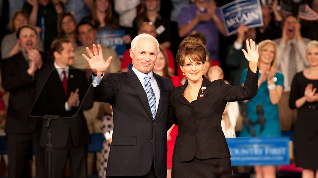 Ed Harris en Julianne Moore als de Republikeinse politici John McCain en Sarah Palin in de film Game Change. Foto HBO